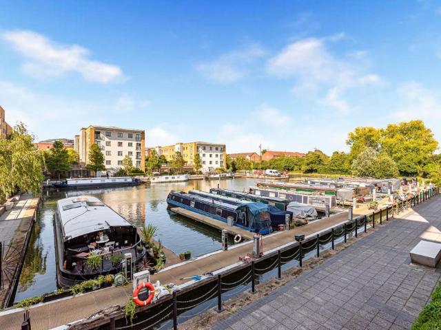 Flat for sale in Yeading, Greater London