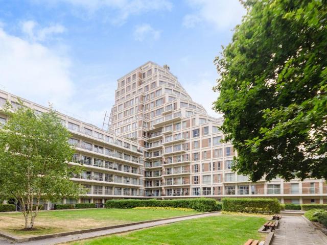 Flat for sale in Norbiton, Greater London