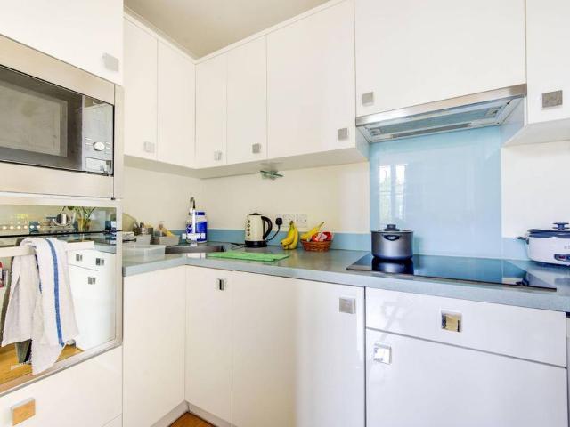 Flat for sale in Earl's Court, Greater London