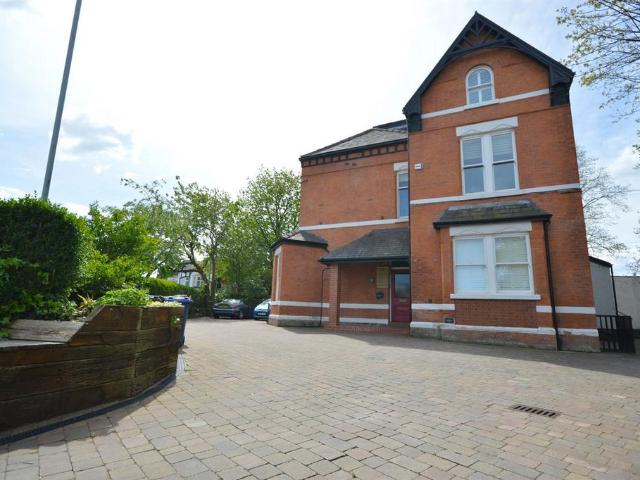 Flat for sale in Heaton Moor, Greater Manchester