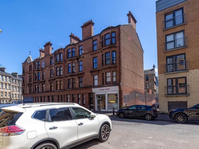 Flat for sale in Strathbungo, Scotland