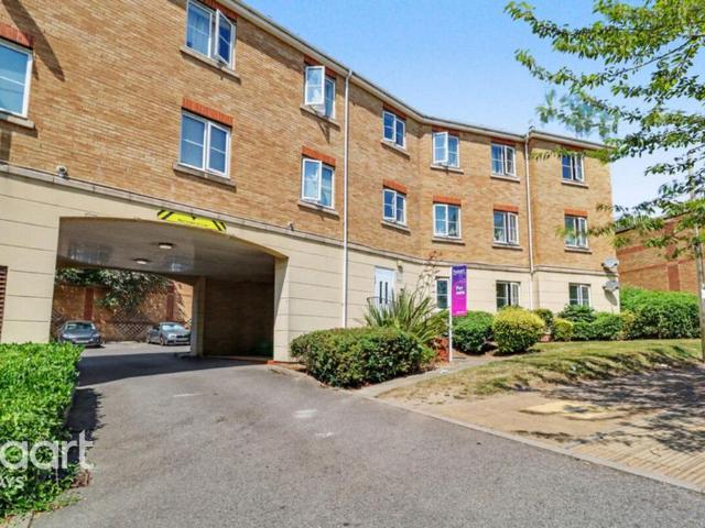 Flat for sale in Purfleet, Essex