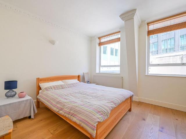 Flat for sale in Aldgate, Greater London