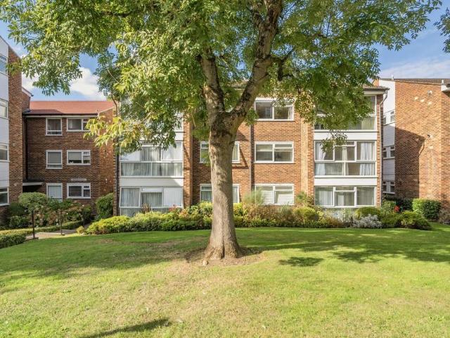 Flat for sale in Little Stanmore, Greater London