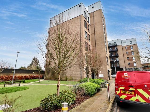 Flat for sale in Elstree and Borehamwood, Borehamwood