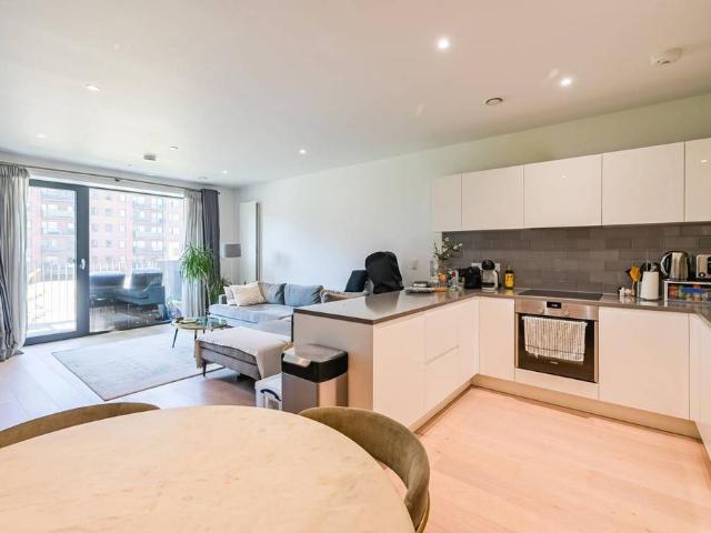 Flat for sale in Silvertown, Greater London