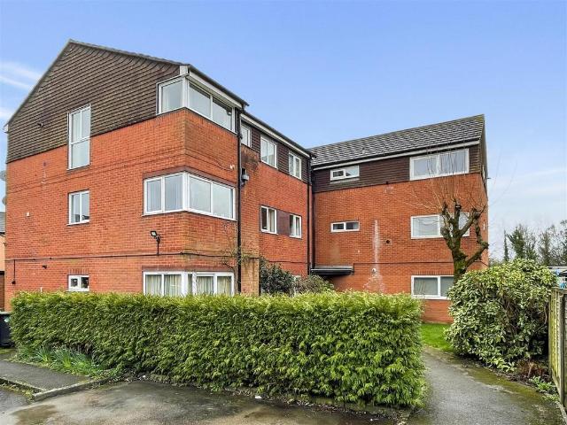 Flat for sale in Salisbury, Wiltshire