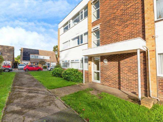 Flat for sale in Row Town, Surrey