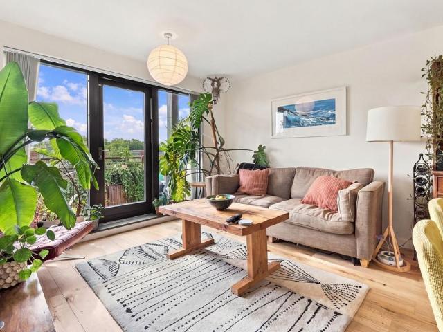 Flat for sale in Upper Clapton, Greater London