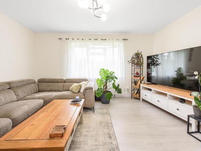 Flat for sale in Brunswick Park, Greater London