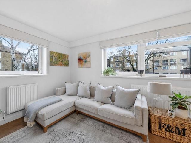 Flat for sale in Clapham, Greater London