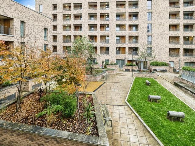 Flat for sale in Thames View, Greater London