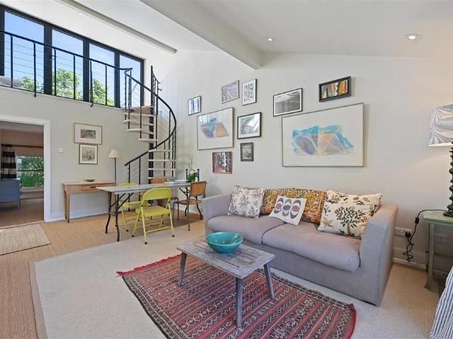 Flat for sale in Shepherd's Bush, Greater London
