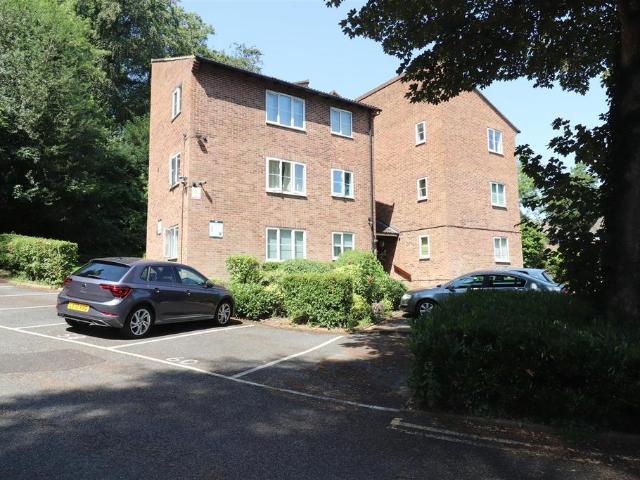 Flat for sale in Crofton, Greater London