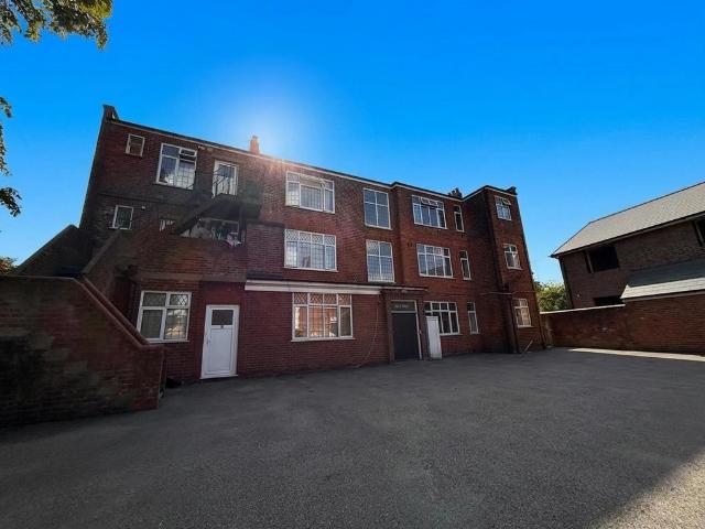 Flat for sale in Spring Park, Luton