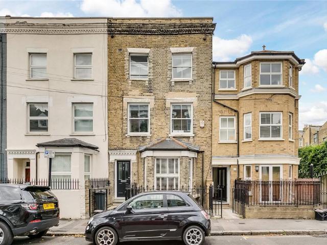 Flat for sale in Clapham, Greater London