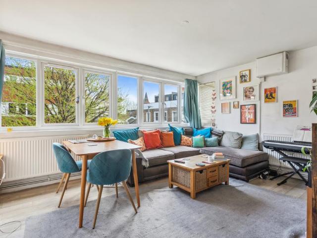 Flat for sale in London Borough of Wandsworth, Greater London