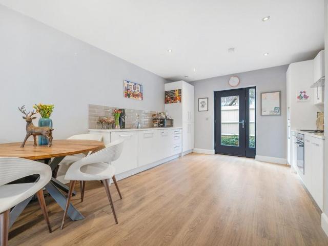Flat for sale in Clapham, Greater London