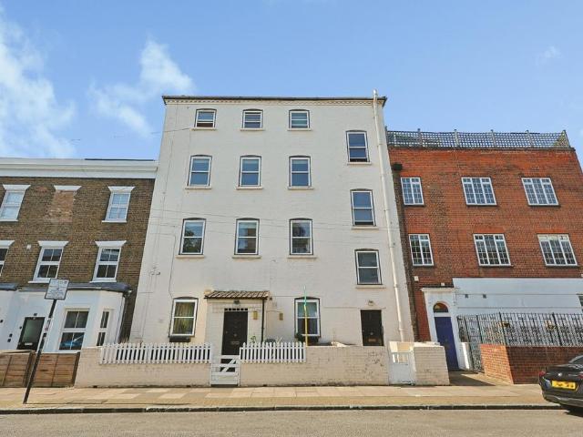 Flat for sale in Battersea, Greater London