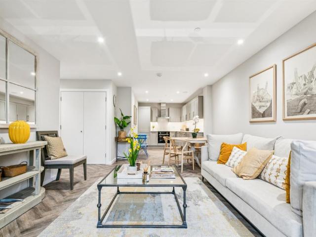 Flat for sale in Furzedown, Greater London