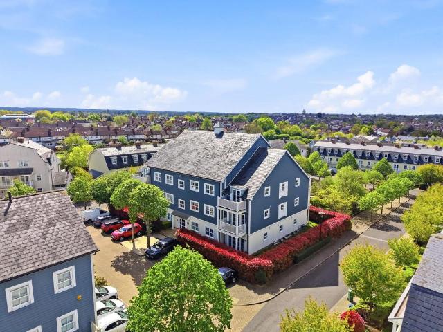 Flat for sale in Worcester Park, Greater London