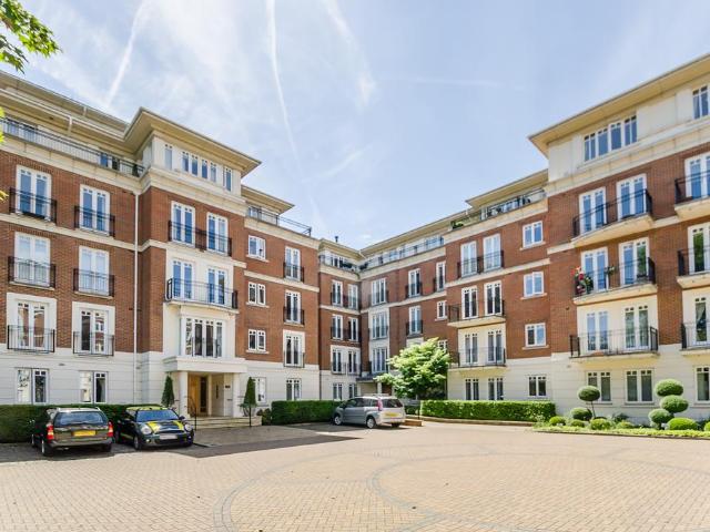 Flat for sale in Petersham, Greater London