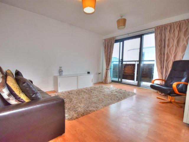 Flat for sale in Chinatown, Calderstones