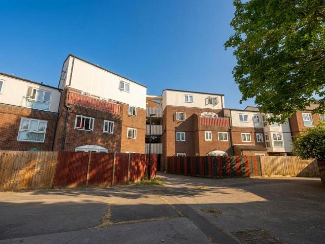 Flat for sale in London Borough of Hounslow, Hanworth