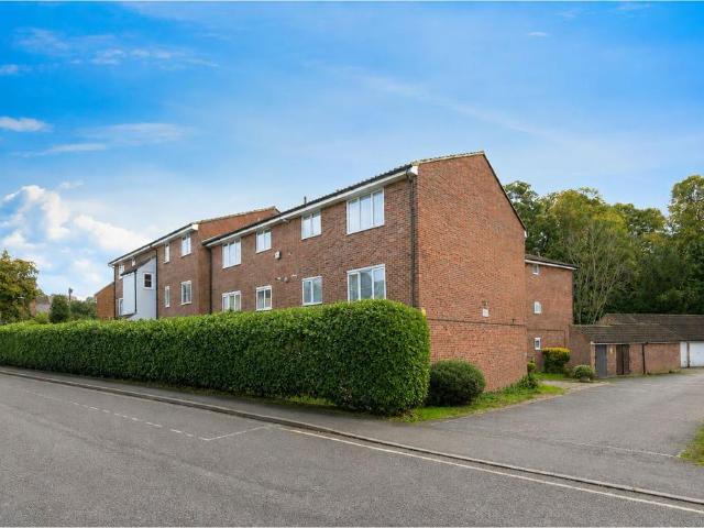Flat for sale in Navestock Side, Essex