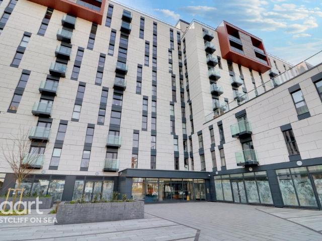 Flat for sale in Prittlewell, Alton Barnes