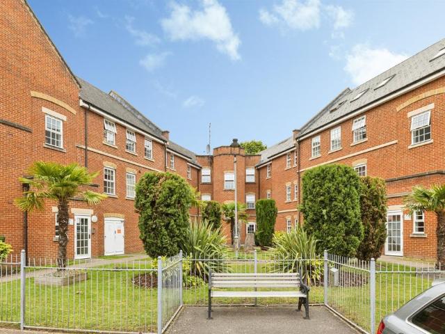 Flat for sale in Walton, Aylesbury
