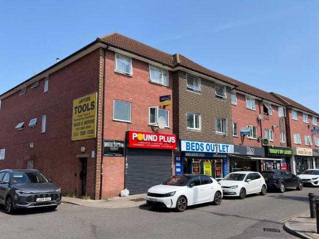 Flat for sale in London Borough of Ealing, Greater London