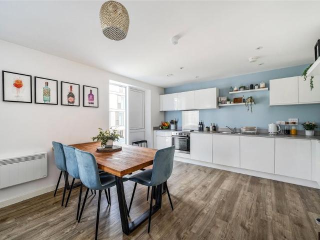 Flat for sale in Ashley Park, Surrey