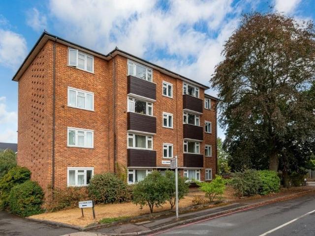 Flat for sale in Kew, Greater London