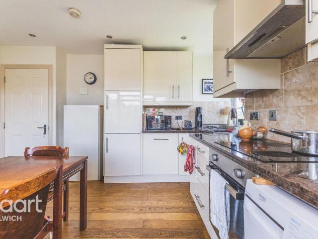 Flat for sale in Nunhead, Greater London