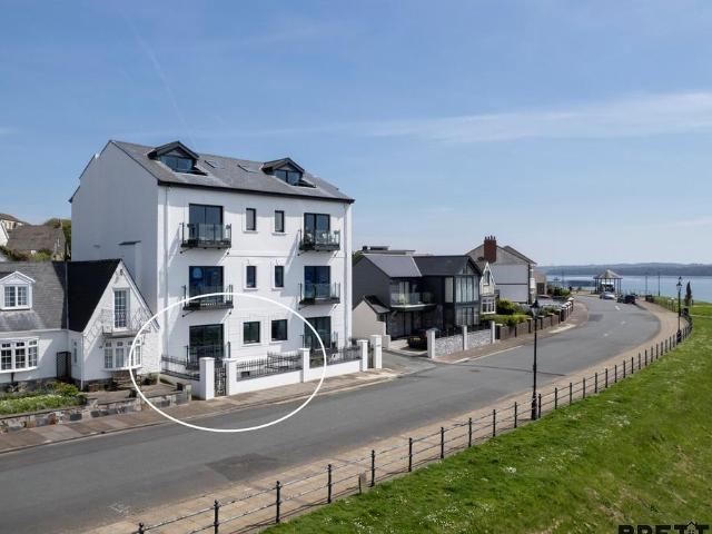 Flat for sale in Milford Haven, Wales