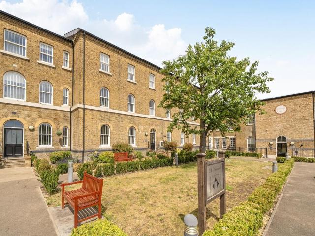 Flat for sale in London Borough of Ealing, Hanwell