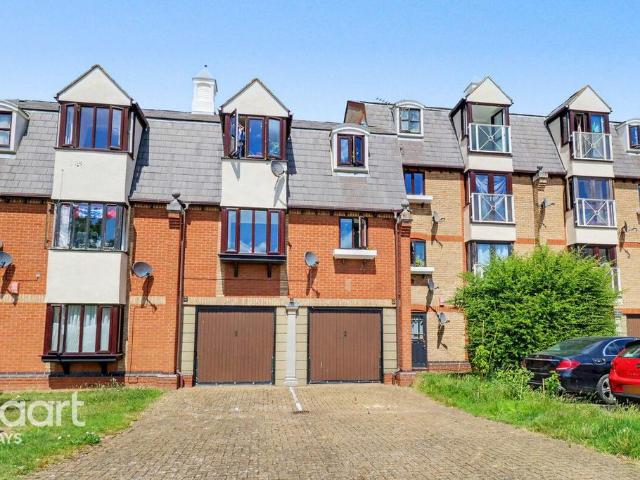 Flat for sale in Grays, Essex