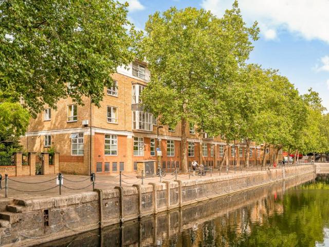 Flat for sale in Rotherhithe, Greater London