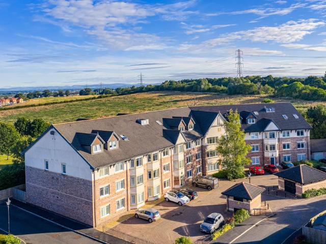 Flat for sale in Garlands