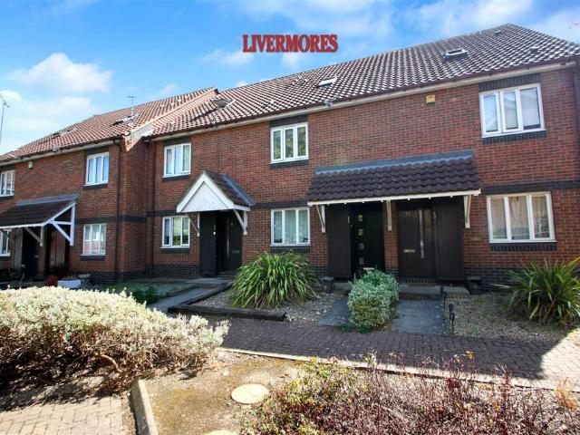 Flat for sale in Wansunt, Greater London