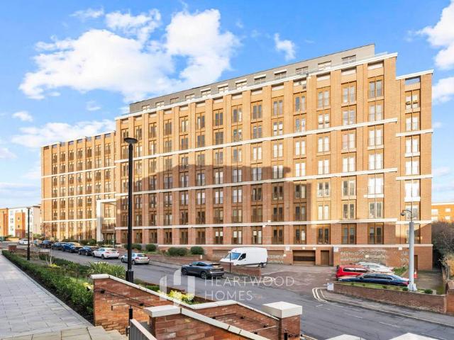Flat for sale in St Albans, Five Acres