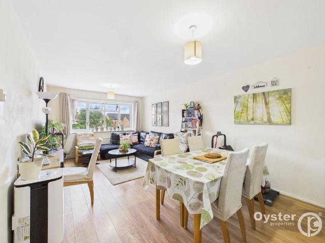 Flat for sale in Harrow Weald, Greater London