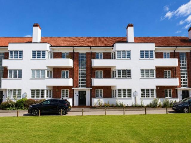 Flat for sale in Elstree and Borehamwood, Borehamwood