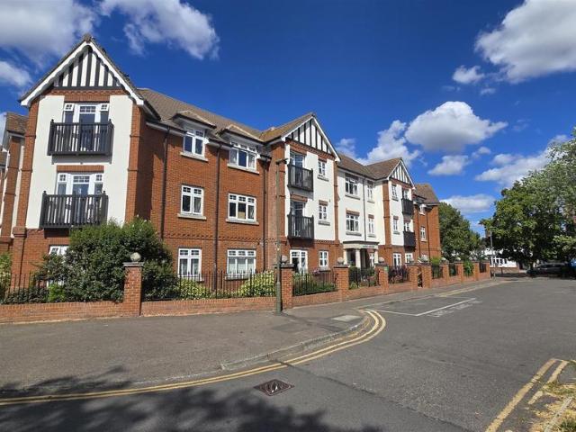 Flat for sale in Byfleet, Woking