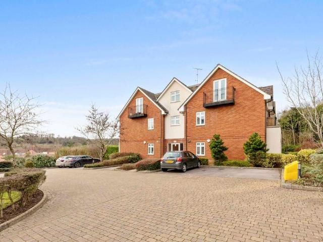 Flat for sale in Chepping Wycombe, Loudwater