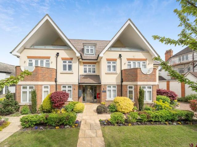 Flat for sale in Connaught Park, Bushey