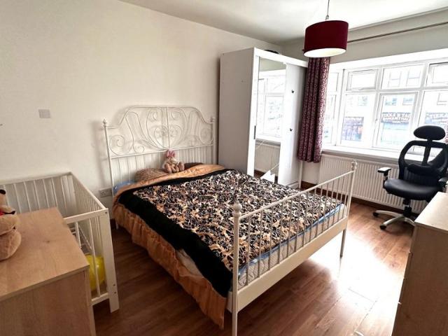 Flat for sale in London Borough of Ealing, Greenford
