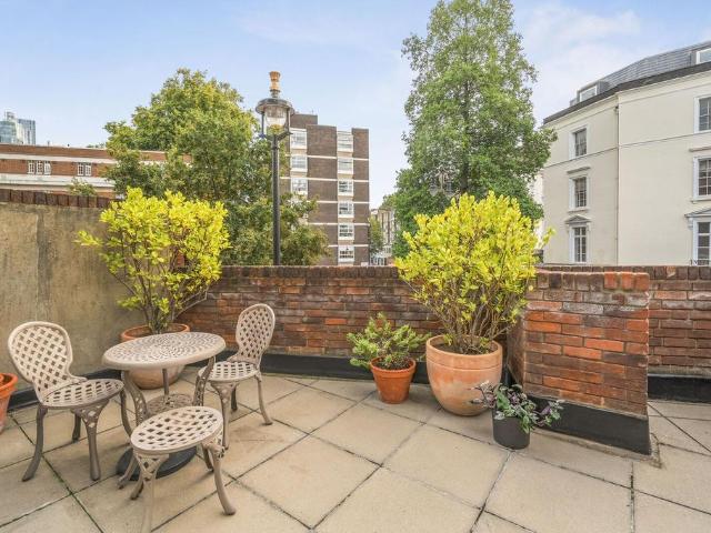 Flat for sale in Tachbrook Estate, Greater London