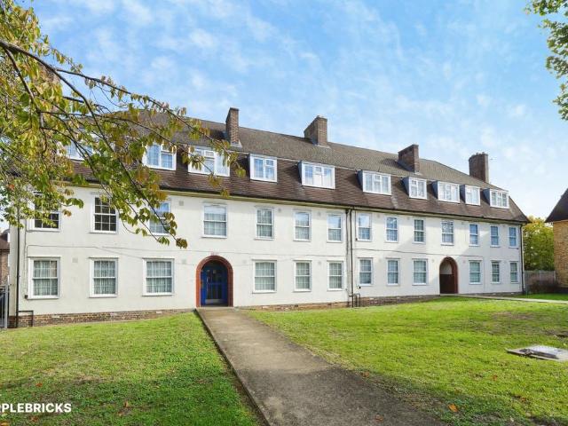 Flat for sale in Bellingham, Greater London